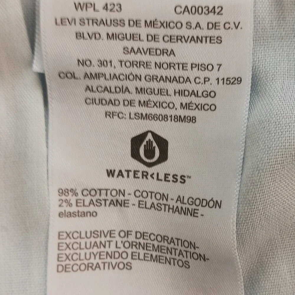 Levi's Signature Mid Rise Denim Jean Shorts, Lt. Wash, Distressed  Size 12 - W31 - Picture 14 of 15